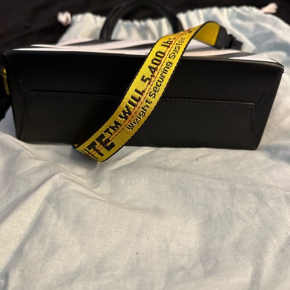 Off white crossbody leather bag 100% authentic - Picture 4 of 5